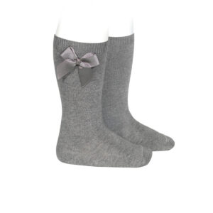 Calcetines grises con lazo lateral de la marca española Condor. Suaves, cómodos y fáciles de combinar con cualquier look. Un básico bonito que no aprieta ni se baja.