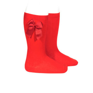 Calcetines altos rojos de Condor con lazo lateral. Suaves, cómodos y con un toque especial para dar vida a cualquier conjunto. Ajuste perfecto todo el día.