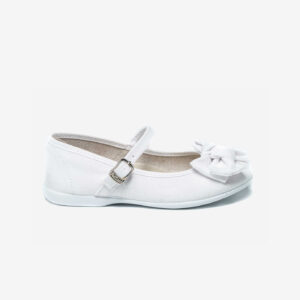 Merceditas para niña de la firma española Batila. Un modelo elegante y a la vez fresco, que se convierte en el complemento perfecto tanto para looks de vestir como casual. Detalle de lazo en la puntera.