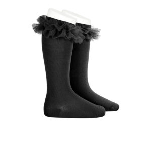 Calcetines altos de Condor para niña en negro con volante de tul. Suaves, elegantes y con un toque especial que transforma cualquier conjunto.