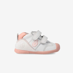 Zapatilla de primeros pasos en blanco y rosa. Puntera reforzada, velcro doble y suela antideslizante. Comodidad, protección y libertad para tu bebé.