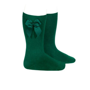 Calcetines verde botella de Condor con lazo lateral. Elegantes, suaves y perfectos para combinar con cuadros o uniforme. No aprietan ni se bajan.