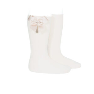 Calcetines altos en color beige y con lazo, de la marca española Condor . Un básico suave y combinable para cualquier look. No aprietan, no se bajan y acompañan con discreción.