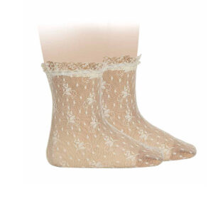 Calcetines de Condor con encaje beige para niña. Un detalle delicado y cómodo para completar un look especial. Frescos, suaves y con estilo.