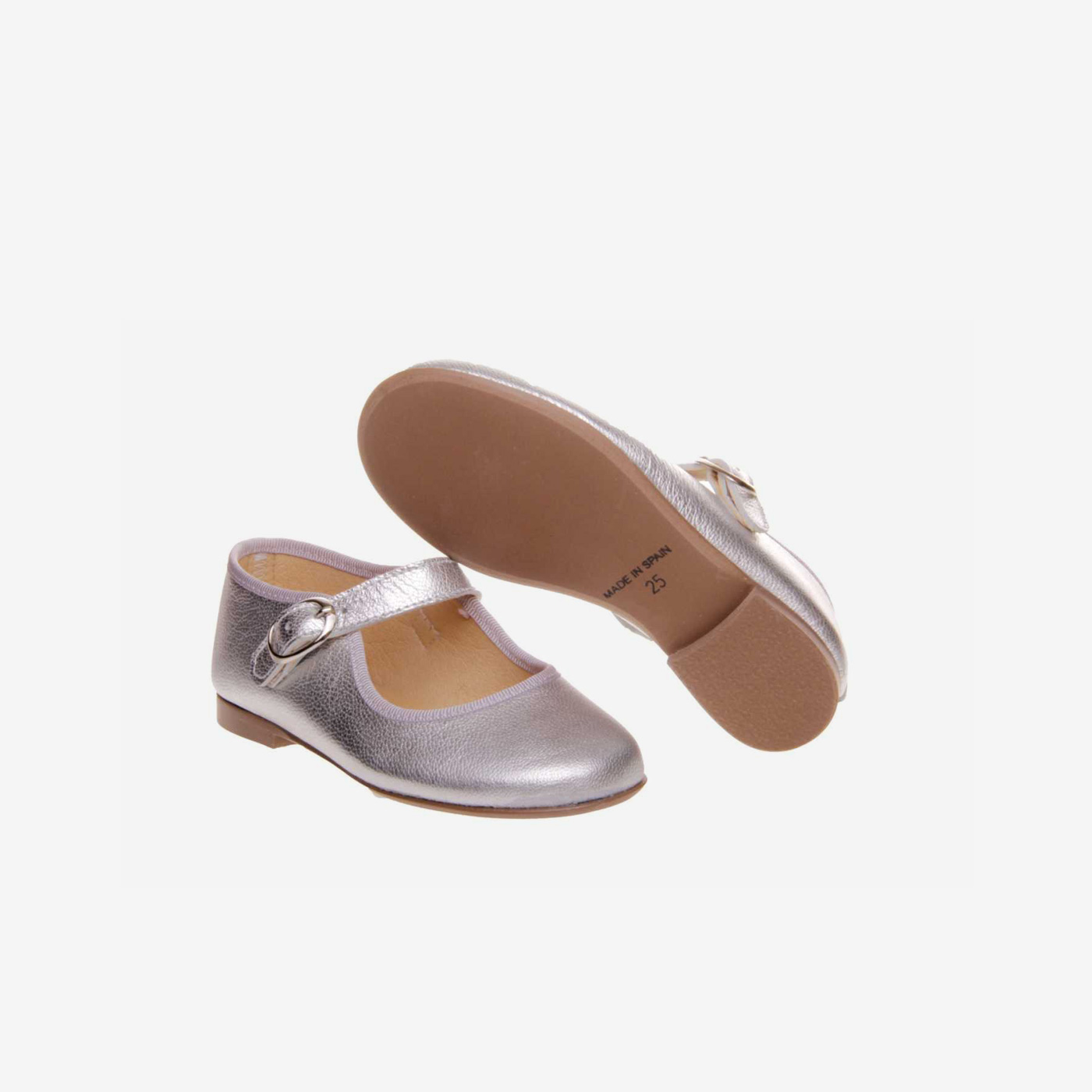 Mercedes en color plata y cierre de hebilla.