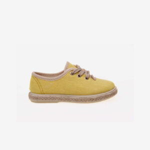 El calzado perfecto para los pequeños con estilo. Estas zapatillas de lona en color amarillo aportan frescura y comodidad, ideales para el día a día.