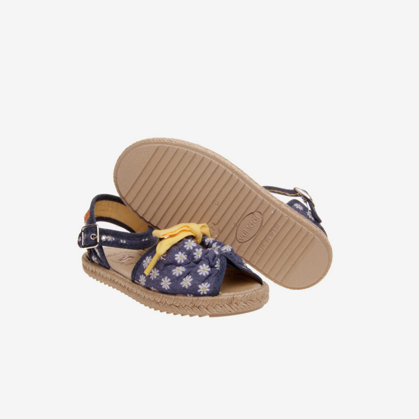 Sandalia de tela para niña con hebilla.