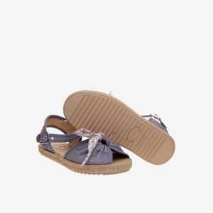 Sandalias para niña de tela con hebilla. Modelo casual y desenfadado, ideal para cubrir los pies de las pequeñas en su día a día y combinables con cualquier prenda, ya que tienen un acabado en azul tipo vaquero.
