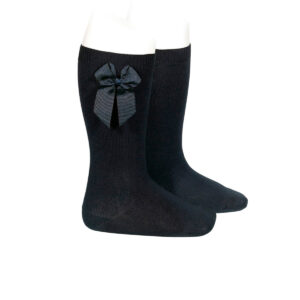 Calcetines azul marino con lazo decorativo de la marca española Condor. Ideales para combinar con uniforme o vestido. Cómodos, cálidos y suaves como un mimo.