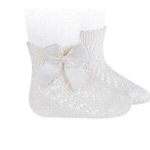 Calcetines beige de Condor con lazo para niña. Suaves, transpirables y con un toque elegante que combina con todo, de diario o de fiesta.