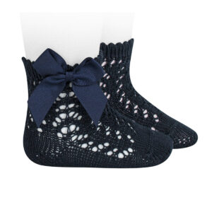 Calcetines en color azul marino con lazo y calados para niña. con la garantía de la marca española Condor. Suaves, transpirables y con un toque elegante que combina con todo, para diario o celebraciones.