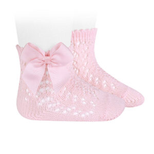 Calcetines rosa bebé con lazo. Suaves, adorables y el complemento perfecto para el vestir fino de bebé. Cómodos todo el día.