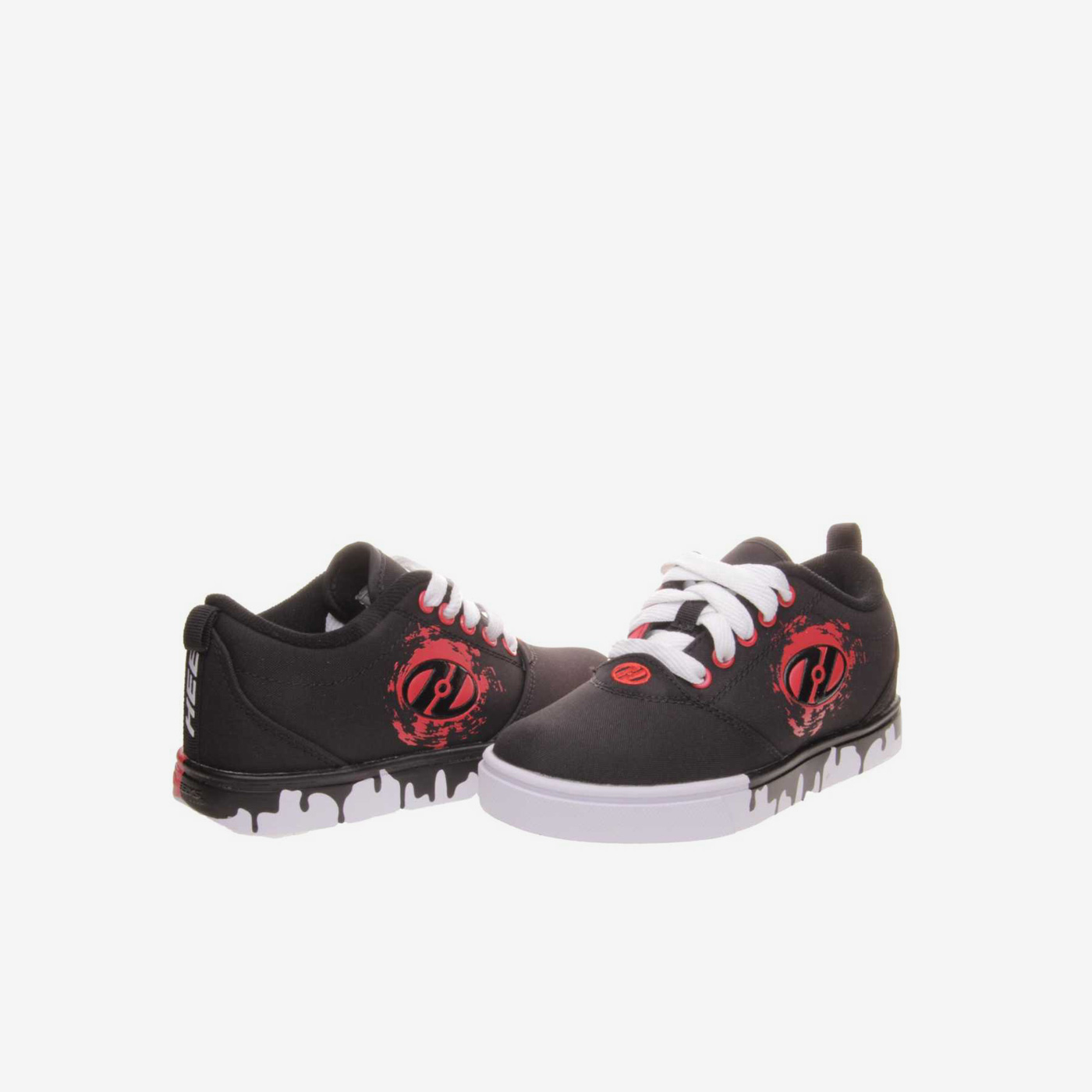 Deportivo de ruedas de niño en negro con cordones.