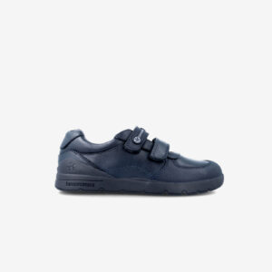 Zapato colegial de azul marino tipo sport con velcro, suela de goma y puntera reforzada. Comodidad, estilo y sujeción para el día a día del cole.
