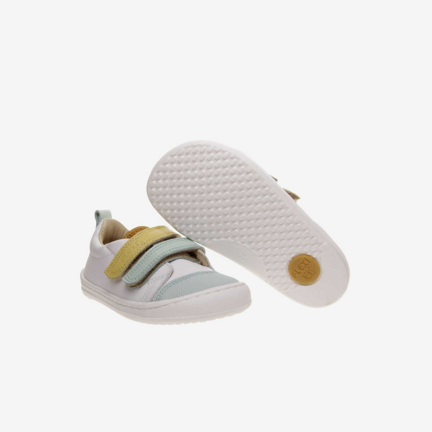 Deportivo colegial respetuoso blanco con puntera reforzada.