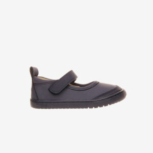 Mercedita barefoot de la marca Blanditos azul marino con velcro y puntera reforzada. Ligera, flexible y perfecta para cuidar sus pies todo el día en el cole.