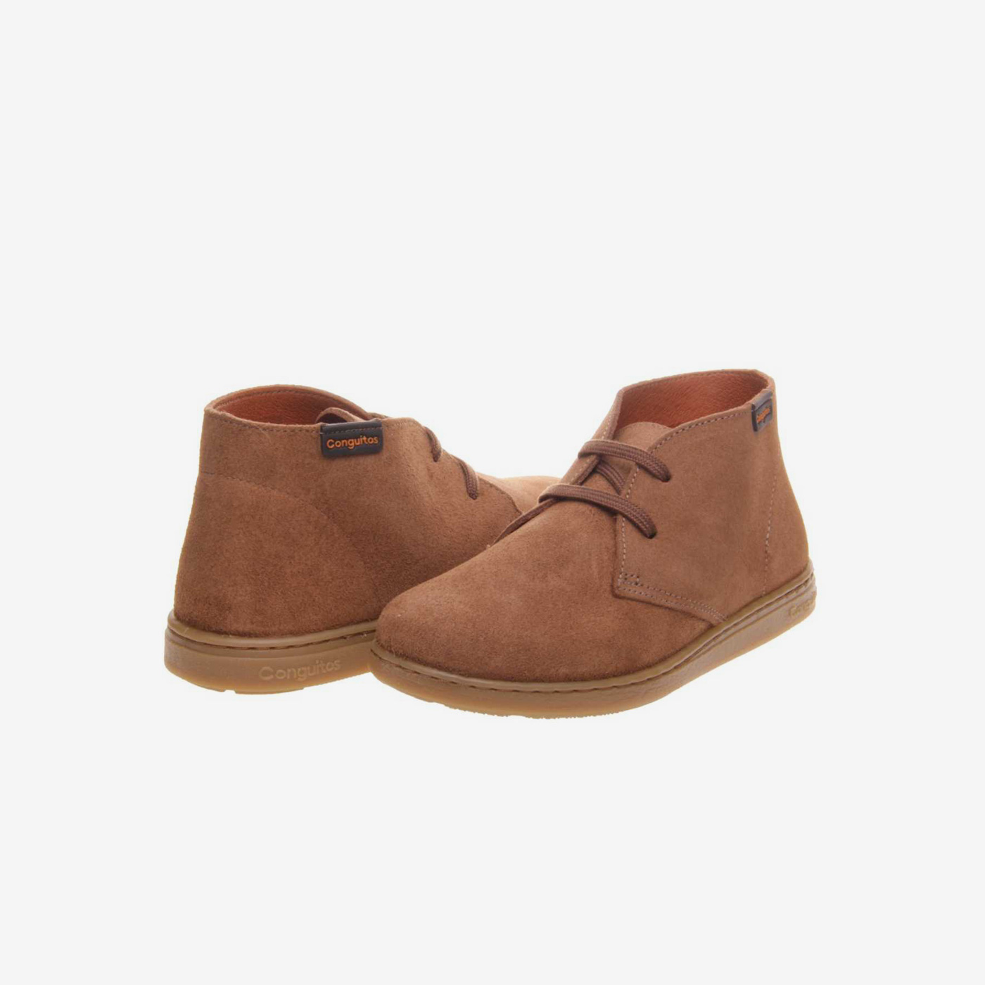 Bota niño en serraje camel con cordón.