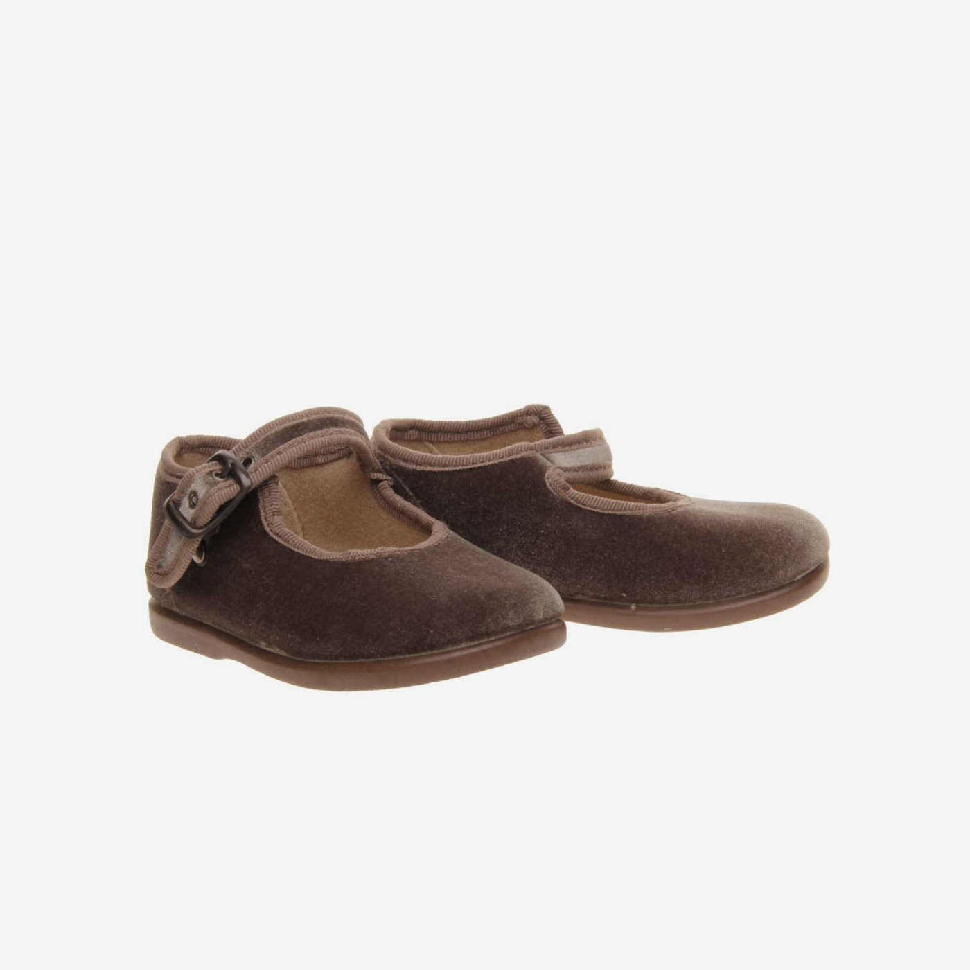 Mercedes de niña en serraje con hebilla.