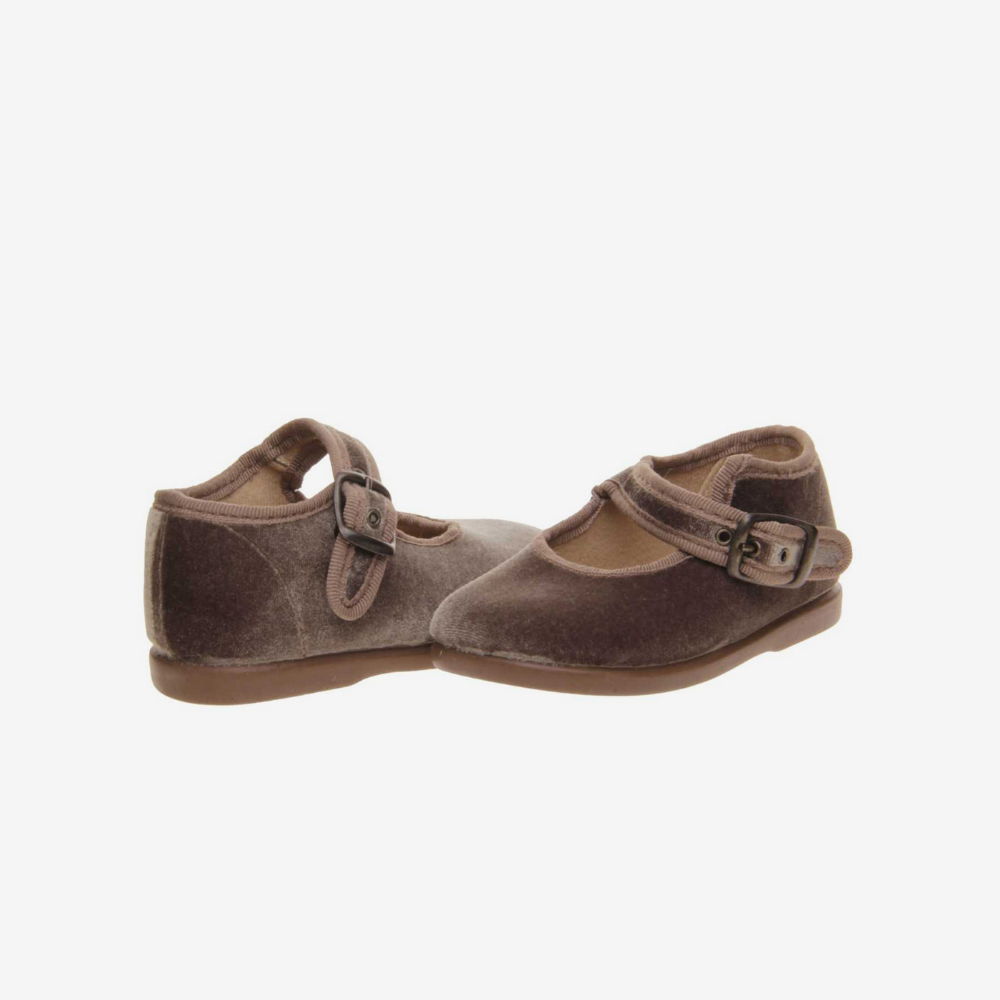 Mercedes de niña en serraje con hebilla.