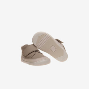 Bota para niño con velcro y puntera reforzada en etapa preandante de la firma Pirufin. Suela flexible de goma antideslizante.