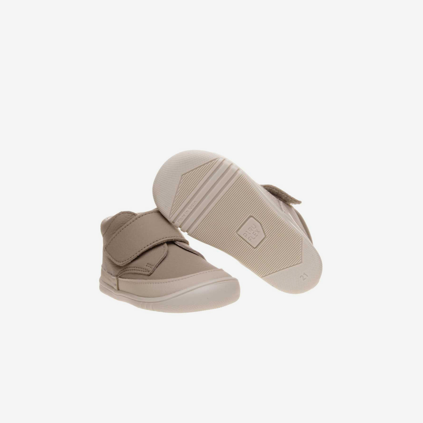 Bota respetuosa con velcro y pintura reforzada.