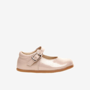 Merceditas color oro clásicas de Nens que cuidan sus pies. Ligeras, transpirables y con hebilla para que camine cómoda y con estilo en cada momento.