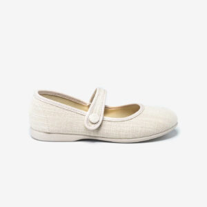 Merceditas de velcro para niña de la firma Batila. El acabado del zapato es de suave tejido con costuras reforzadas. Un modelo elegante y a la vez fresco, que se convierte en el complemento perfecto tanto para looks de vestir como casual.