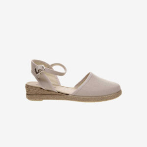 Esparteña para niña de la firma Batilas con hebilla. Un modelo elegante y a la vez totalmente combinable, que se convierte en el complemento perfecto para looks de vestir y casual.