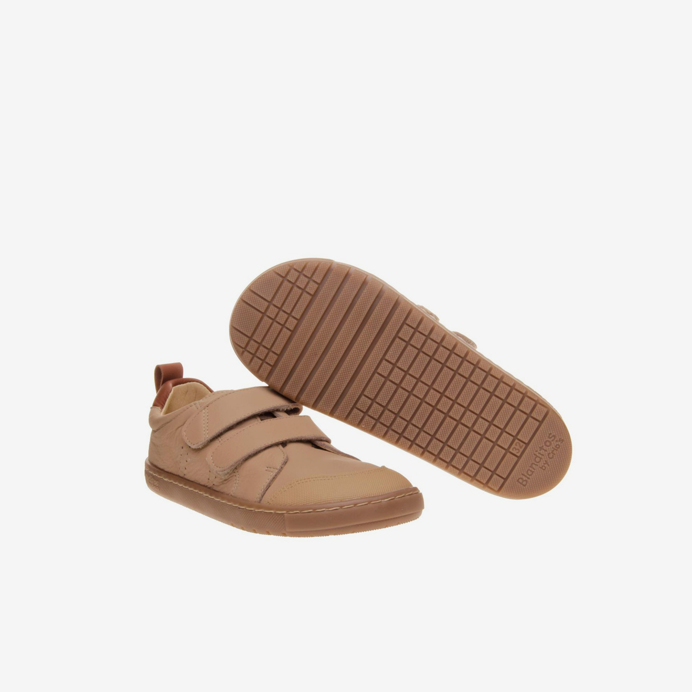 Deportivo barefoot en color camel, de Blanditos