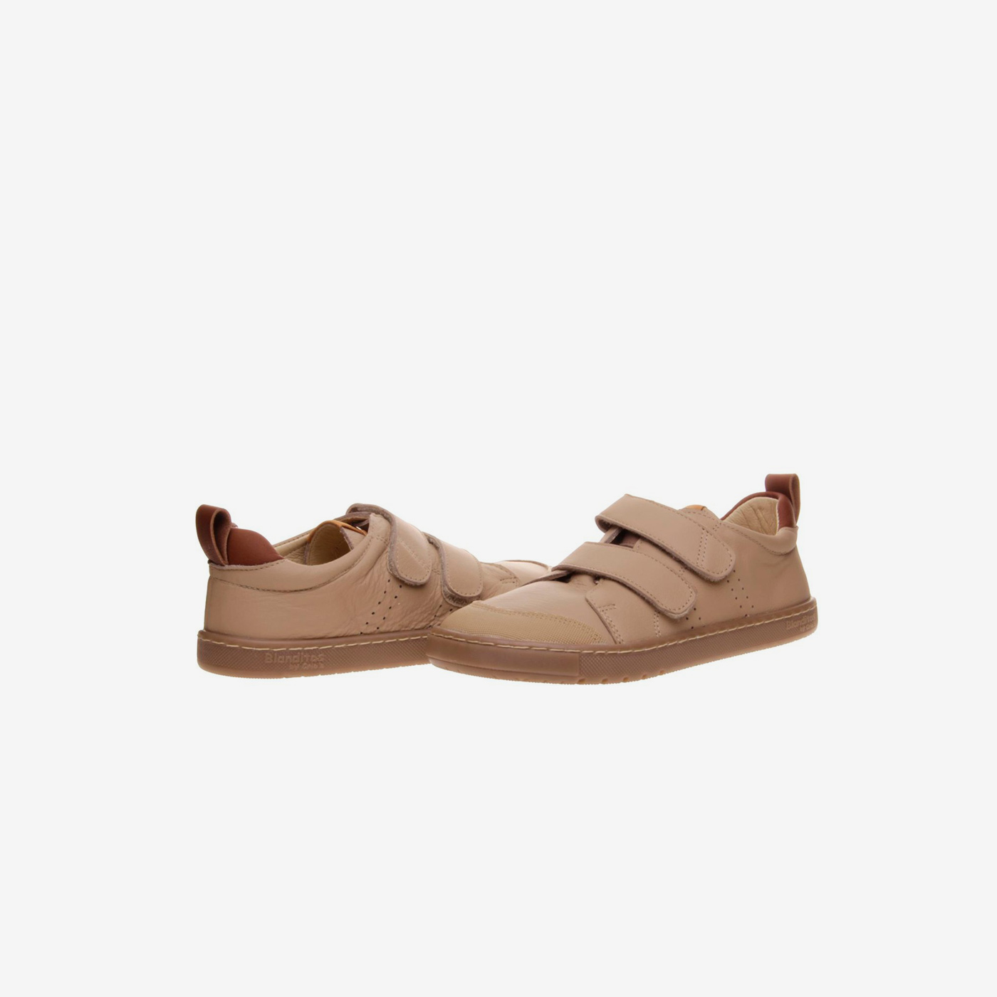 Deportivo barefoot en color camel, de Blanditos