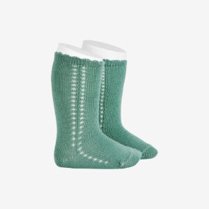 Diseño clásico, fresco y unisex. Calcetín alto de la marca española Cóndor con calado lateral, suave y cómodo para niños y niñas. Ideal para vestir o el día a día.