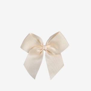 Lazo crudo de grosgrain para niña con pinza. Sujeta sin tirar, queda precioso y combina con todo. Ideal para cole y eventos.