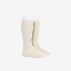Condor Calcetines altos beige para niño. Cómodos, resistentes y suaves con su piel. Perfectos para diario, uniforme o eventos. No aprietan ni marcan.