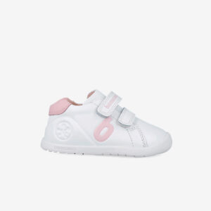 Zapatillas deportivas para niñas y niños que dan sus primeros pasos, en color blanco y rosa. Línea Wider, con doble velcro, suela flexible y ajuste cómodo. Ideales para moverse libremente en la guardería.