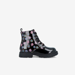 Bota Martens Garvalín charol negro con estampado de flores | Para pisar con estilo Por dentro, blanditas y transpirables. Nada de quejas, ni rozaduras. Y la caña media… sujeta bien sin apretar.