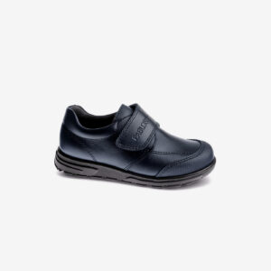 Blucher Pablosky en piel azul marino, con velcro y suela resistente. Cómodo, transpirable y perfecto para el uso diario en el colegio.
