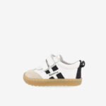 Zapatilla urbana blanca y negra, de Blanditos