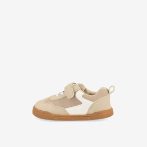 Deportivas respetusosa de Blanditos camel con velcro y tejido transpirable. Flexibles, ligeras y cómodas para el cole, el parque y cada día.