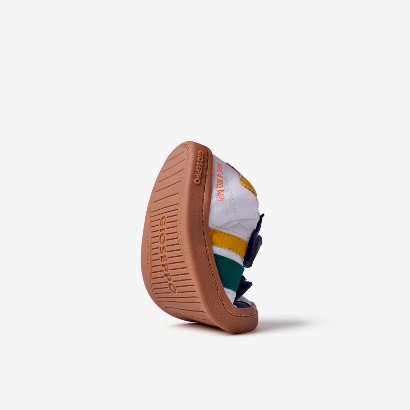 Deportiva respetuosa urbana con diseño retro, de Gioseppo