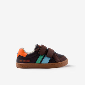 Zapatillas tipo sport respetuosas marrones de Gioseppo con doble velcro, suela de goma y diseño retro. Fáciles de poner, resistentes y perfectas para el cole o salir a jugar.