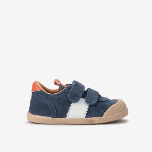 Zapatillas respetuosas de ante azul con doble velcro, suela flexible y puntera reforzada. Ligeras, cómodas y listas para cada paso del día.