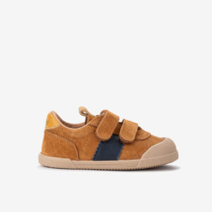 Zapatillas barefoot de ante camel con doble velcro, puntera reforzada y suela flexible. Prácticas, suaves y listas para todo lo que venga.