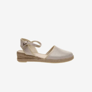 Sandalias para niña de la firma Batilas. Un modelo elegante y a la vez totalmente combinable, que se convierte en el complemento perfecto para looks de vestir y casual.