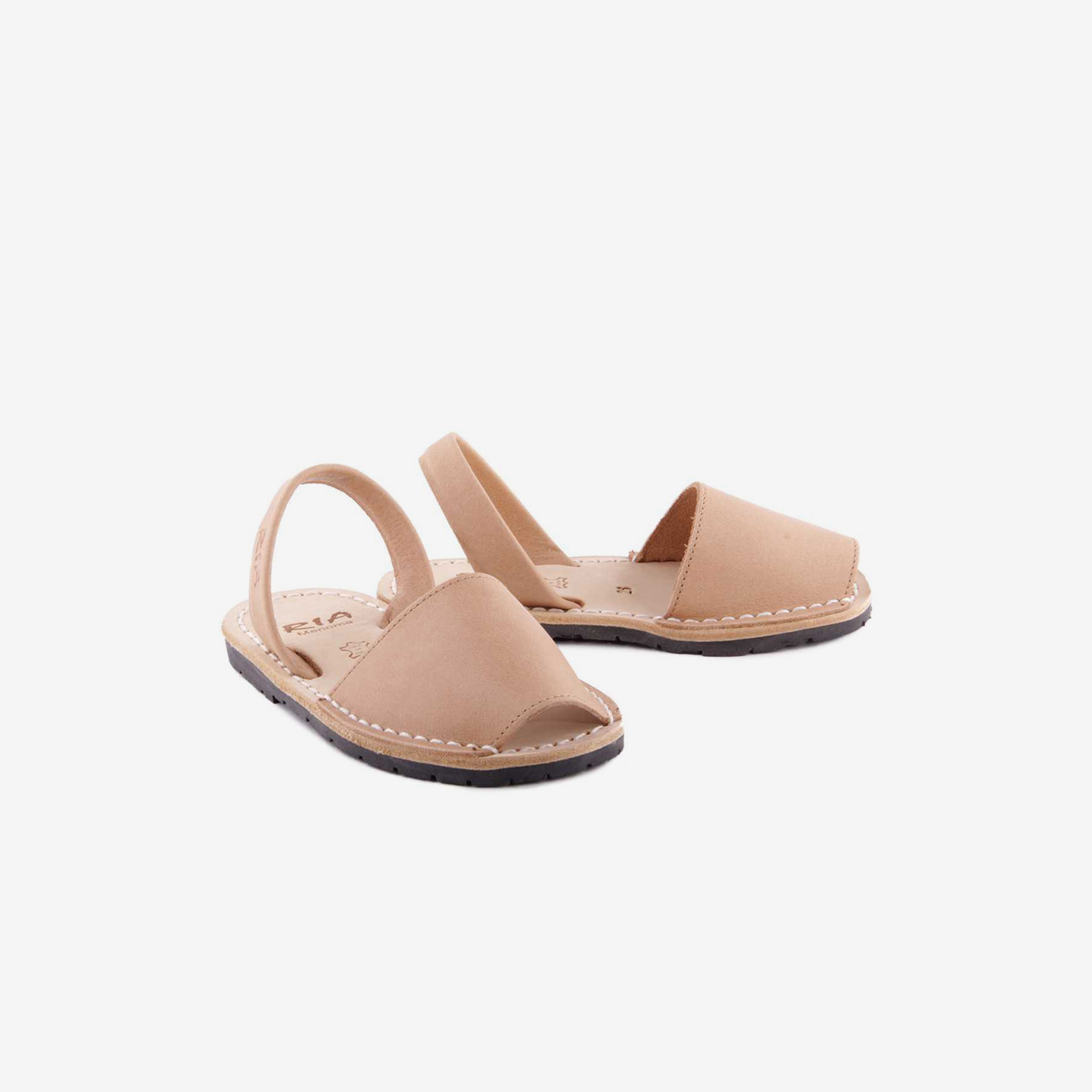 Sandalia menorquina en piel de color camel