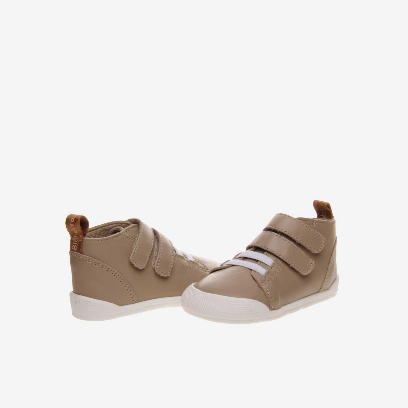 Bota respetuosa unisex con velcros y elásticos.