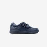 Zapato colegial de niño con doble velcro en azul marino.