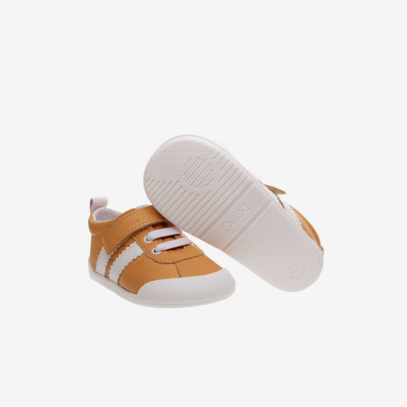 Deportivo respetuoso en color naranja con velcro y elásticos.