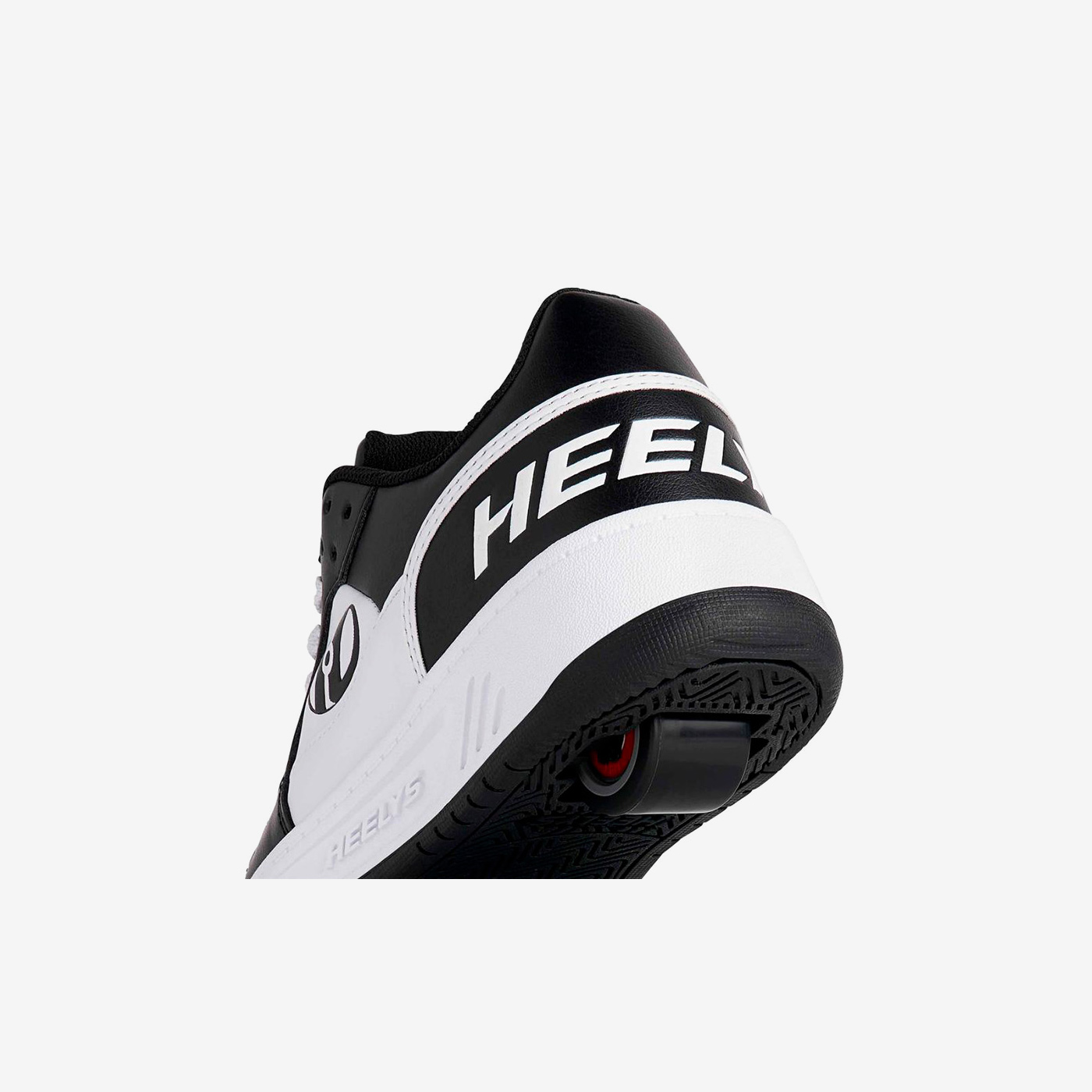 Heelys blancas y negras de rueda con cordones.