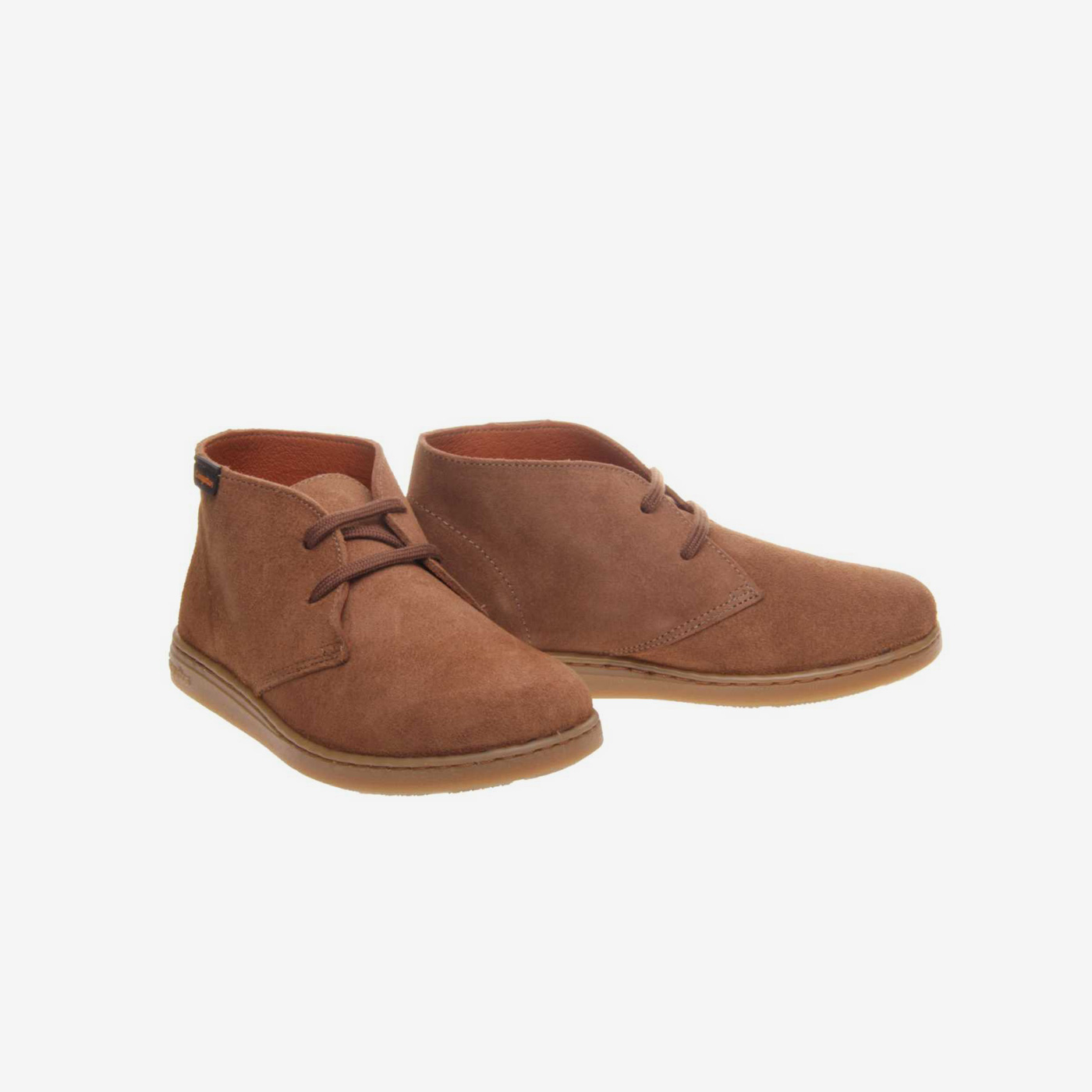 Bota niño en serraje camel con cordón.