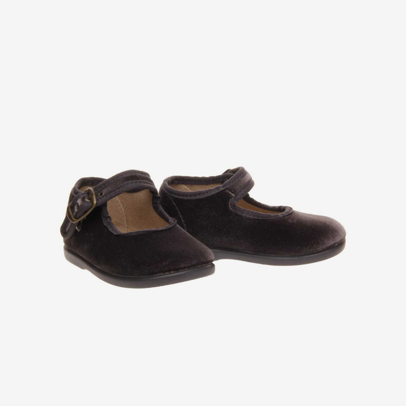 Mercedes niña en serraje gris con hebilla.